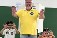 Candidato a prefeito Oberdan Barni vota no bairro Sete de Setembro, em Gaspar