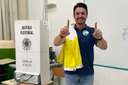 Candidato Marcelo Brick vota na escola Honrio Miranda, no Centro de Gaspar