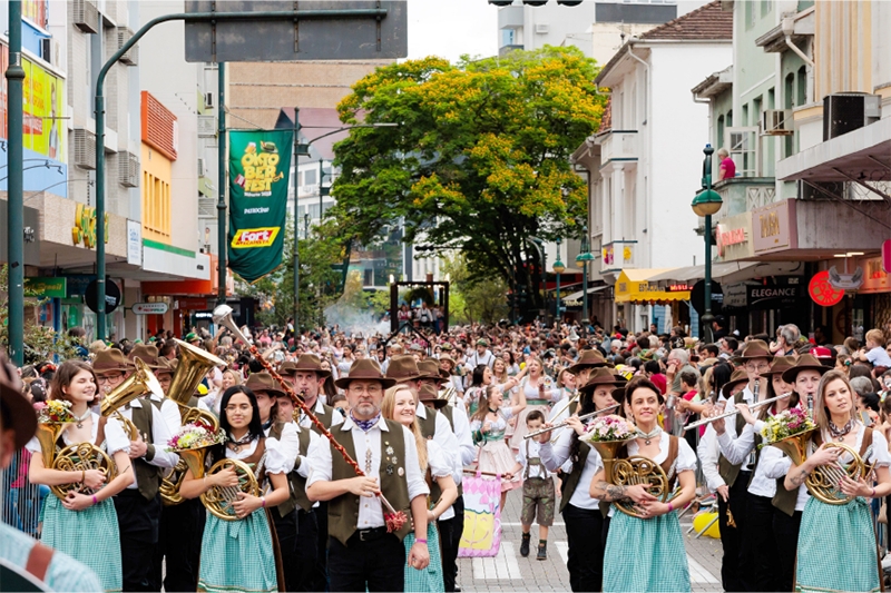 Oktoberfest Blumenau comea nesta quarta; confira a programao de desfiles