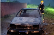 Homem acorda com barulho e se depara com carro pegando fogo; veculo foi todo destrudo	