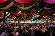 Mesmo com chuva, Oktoberfest Blumenau atrai mais de 14 mil pessoas na primeira noite