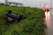 Gaspar registra novo capotamento; carro fica com pneus para cima na Francisco Mastella