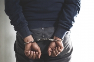 Homem  preso aps ameaar companheira e policiais com faca em Gaspar