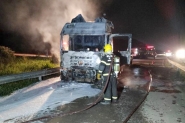Incndio destri cabine de carreta na BR-470, entre Ilhota e Gaspar