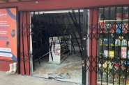 Ladres do a r em carro, quebram grades e vidros e furtam mercadorias em loja do Belchior, em Gaspar