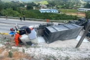 Caminho bitrem tomba em Botuver e motorista fica preso s ferragens por duas horas