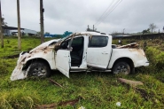 Mulher perde controle de direo aps passar em poa de gua e carro fica destrudo em capotamento em Itaja
