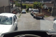 Veculos estacionados de forma irregular atrapalham coleta de resduos em Gaspar