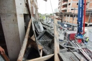 Trabalhadores caem de 6 metros de altura aps laje de prdio em construo desabar em Piarras