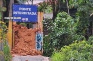 Barricada probe passagem pela pinguela que liga Gasparinho e Gaspar Grande