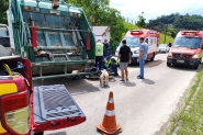 Acidente entre caminho de lixo e moto deixa homem ferido em Gaspar