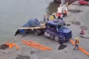 Caminho perde freios e derruba carga no mar em porto de SC