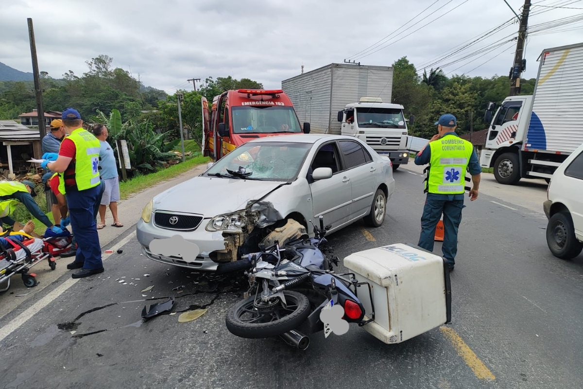 Motociclista de 22 anos fica ferido em coliso com carro no Barraco, em Gaspar