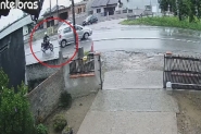 Motorista d r no meio da rodovia e atinge motociclista em Ilhota