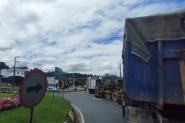 Caminho tomba na Rodovia Ivo Silveira, entre Gaspar e Brusque