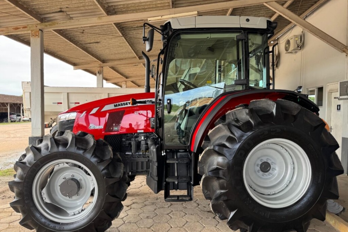 Prefeitura de Gaspar adquire novo trator para suprimir demandas dos agricultores locais
