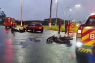 Carro e moto colidem em rotatria no Santa Terezinha, em Gaspar	