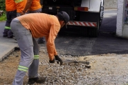 Samae conserta buracos em ruas de Gaspar; veja prximos bairros que vo receber manuteno