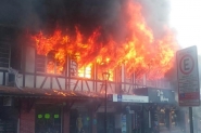Fogo se alastra e destri lojas na rua XV, no Centro de Blumenau