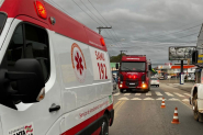 Homem  hospitalizado aps coliso entre carro e moto no Centro de Ilhota