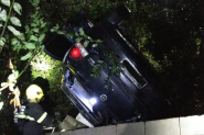 Motorista fica preso em carro que capotou e ficou escorado em rvore em Brusque