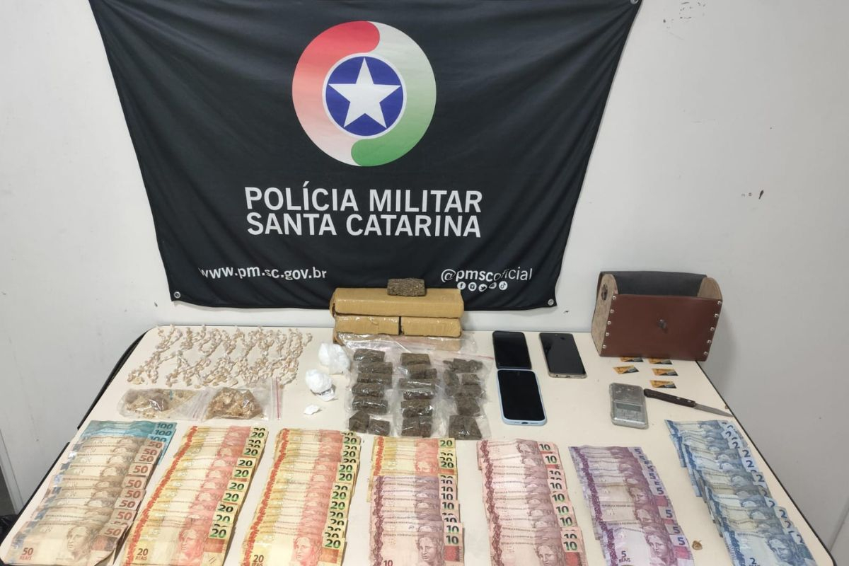 Denncia feita por mulher termina com priso de trs homens por trfico de drogas e violncia domstica em Gaspar