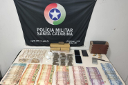 Denncia feita por mulher termina com priso de trs homens por trfico de drogas e violncia domstica em Gaspar