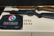 Den�ncias fazem PM apreender armas e muni��es em chal� no Pocinho, em Ilhota