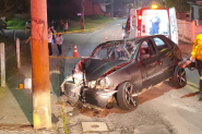 Motorista � hospitalizado ap�s colidir carro contra poste no Bela Vista, em Gaspar