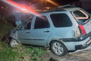 Motorista com CNH vencida h� 11 anos fica ferido ap�s colidir carro contra barranco em Ilhota
