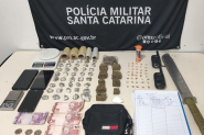 Traficante � preso com crack, coca�na e maconha em casa em Ilhota