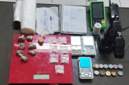 Grupo foge da PM e abandona maconha, coca�na crack e materiais do tr�fico em Ilhota