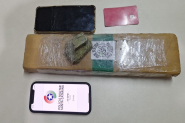 Homem quebra o pr�prio celular ao se deparar com a PM e acaba preso com 1kg de maconha em Gaspar