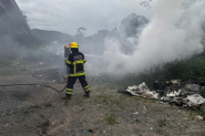 Entulhos descartados irregularmente s�o incendiados perto do viaduto da ponte de Ilhota