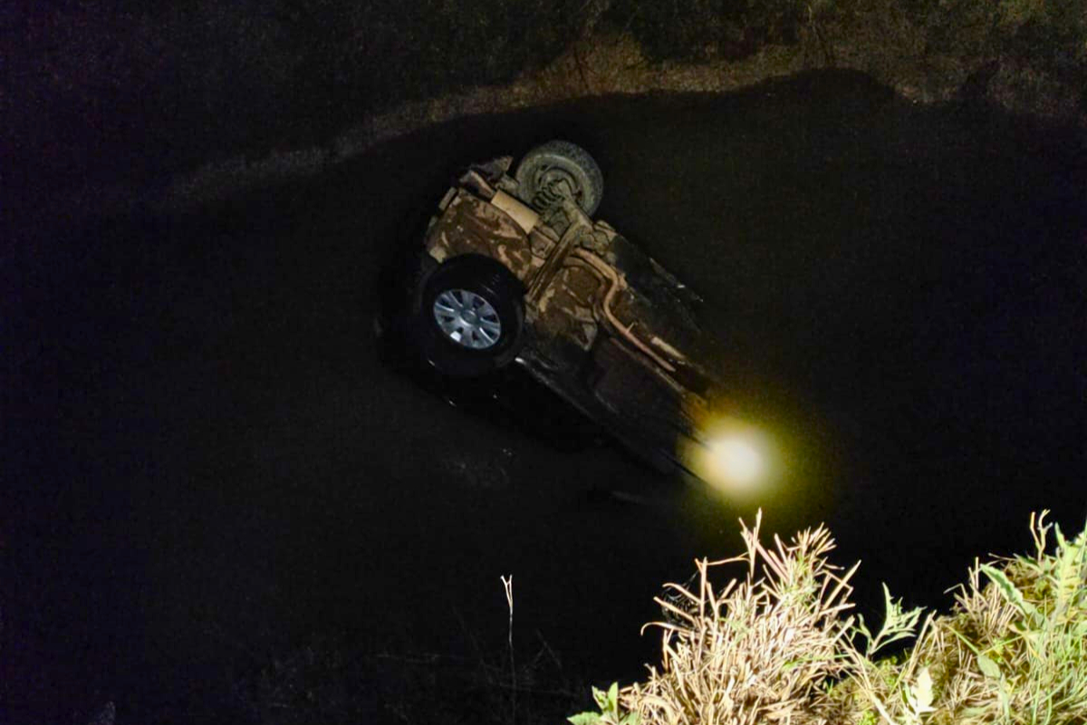Carro capota e cai em riacho após saída de pista em Gaspar