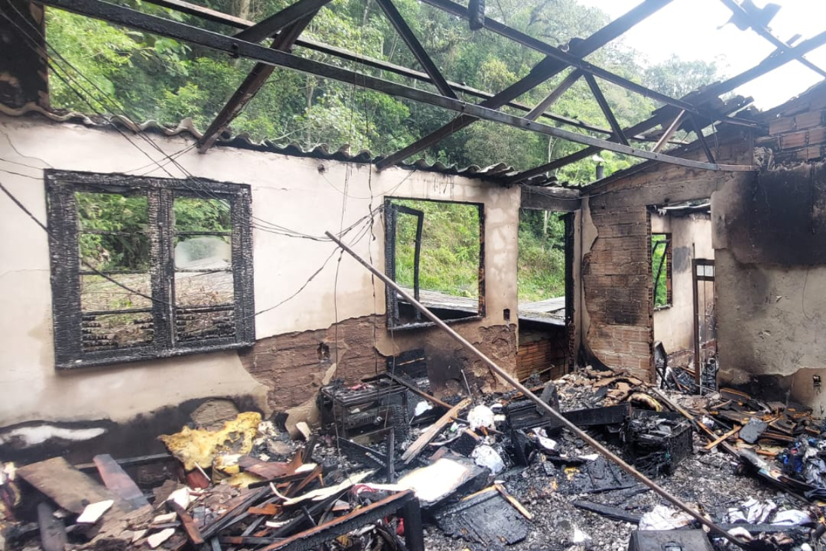 Incêndio destrói residência em Blumenau; dois homens ficaram feridos