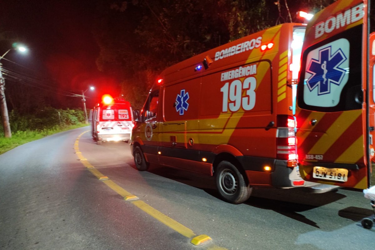 Bombeiros e Samu de Gaspar socorrem homem esfaqueado na barriga no bairro Margem Esquerda