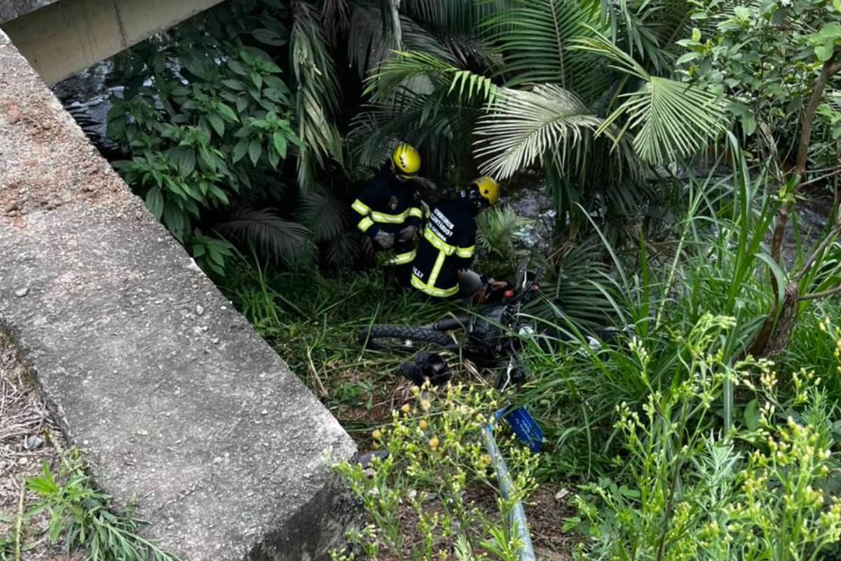 Motociclista sofre queda de ponte de aproximadamente três metros em Ilhota