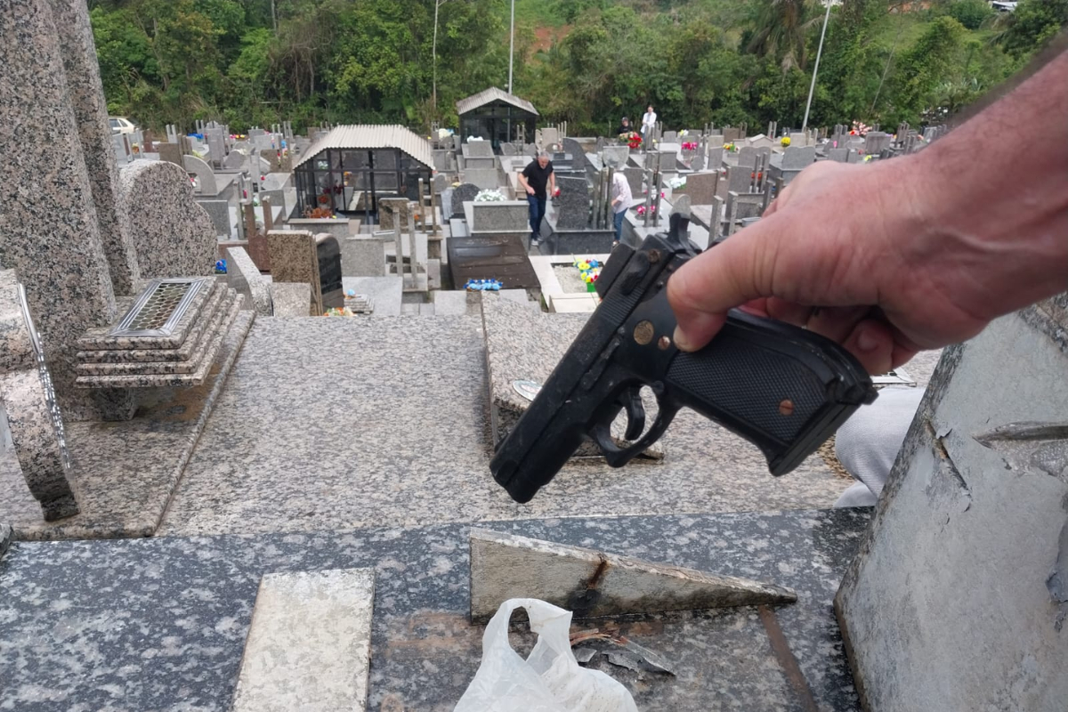 Réplica de arma de fogo é encontrada escondida em túmulo no cemitério de Gaspar