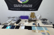 Mais de 12kg de drogas e carros roubados são apreendidos pela PM em operação em Gaspar