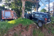Carro fica pendurado em ribanceira após acidente com caminhão em Blumenau