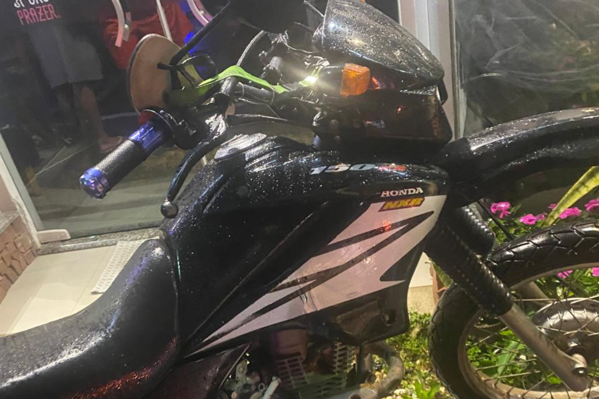 Motociclista é encaminhado ao hospital após colisão com carro no Centro de Ilhota