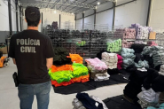 Polícia Civil apreende 7 mil peças de roupas falsificadas avaliadas em R$330 mil em Brusque