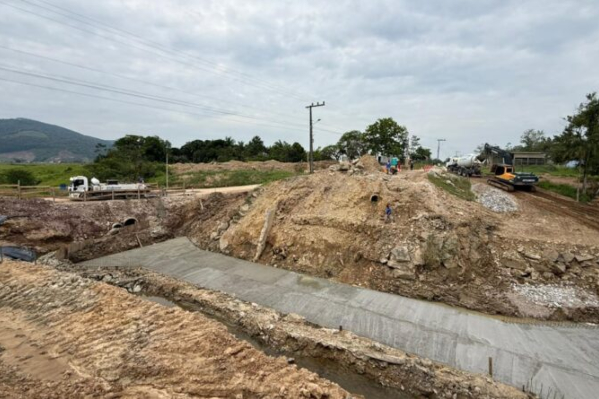 Prefeitura realiza concretagem da nova galeria do bairro Lagoa, em Gaspar
