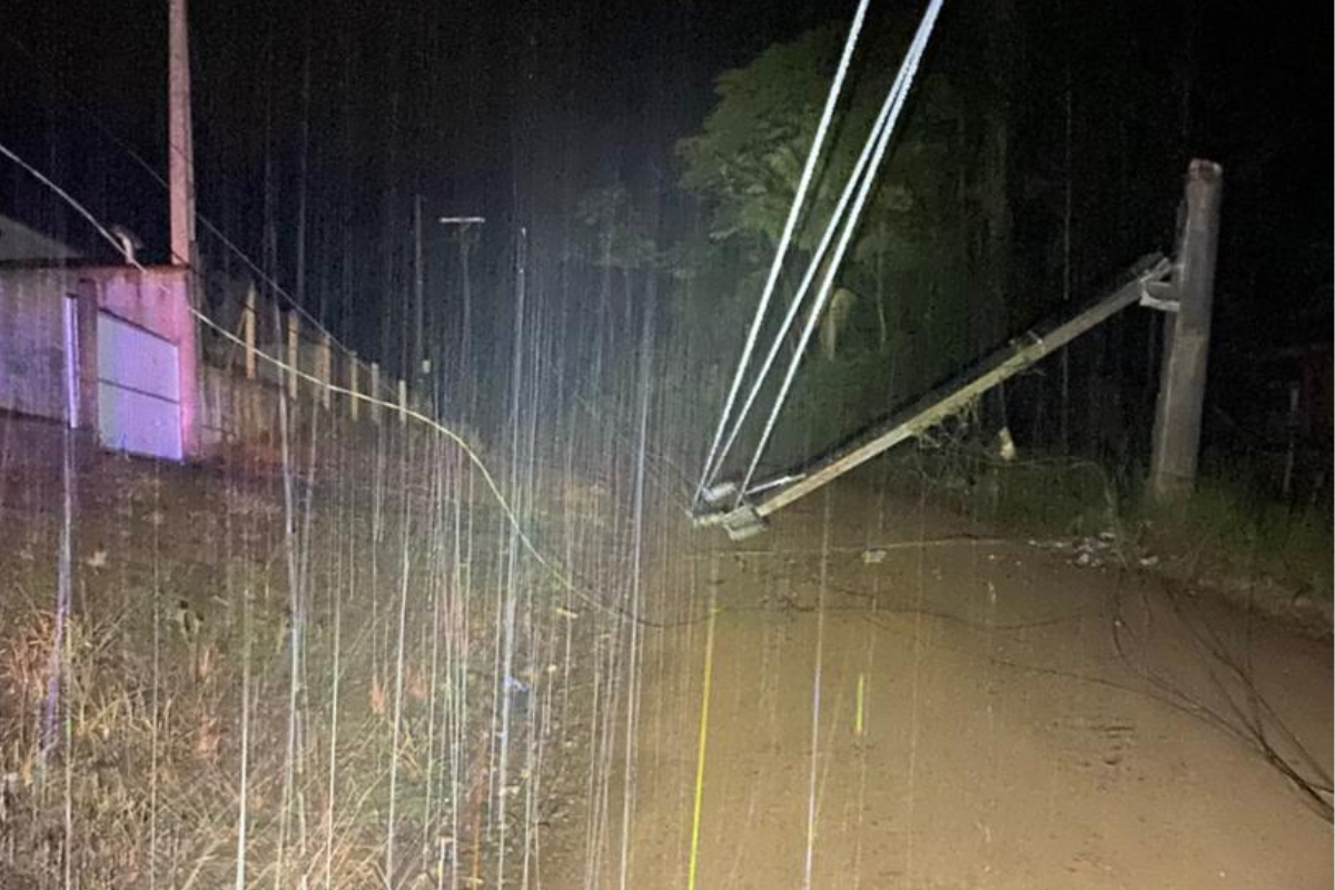 Caminhão colide contra poste no Braço do Baú, em Ilhota