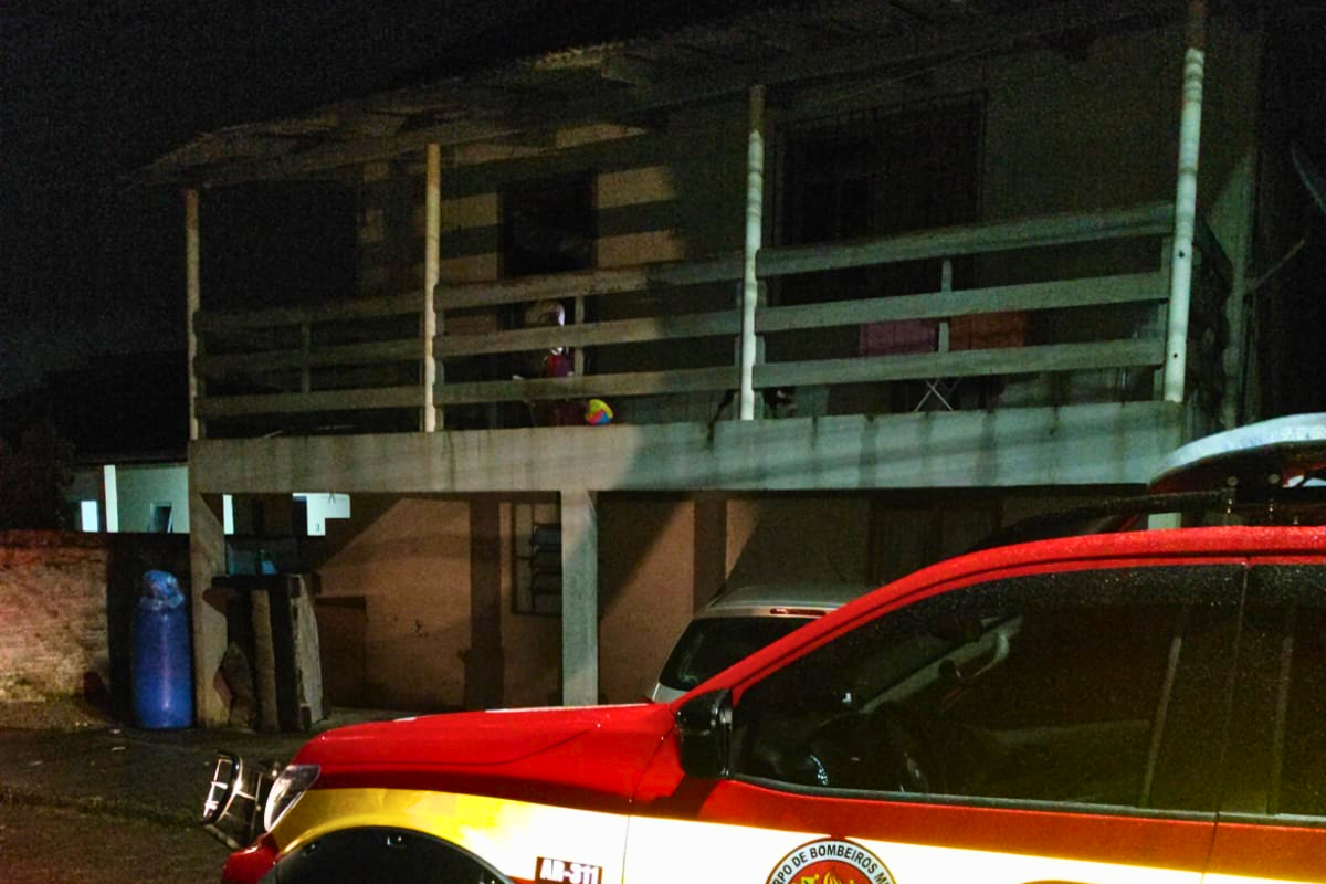 Construção com três quitinetes é atingida por princípio de incêndio no bairro Sete, em Gaspar