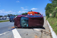 Idoso é hospitalizado depois de capotar carro na BR-470, em Gaspar
