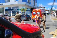 Mulher é atropelada por carro no Centro de Gaspar