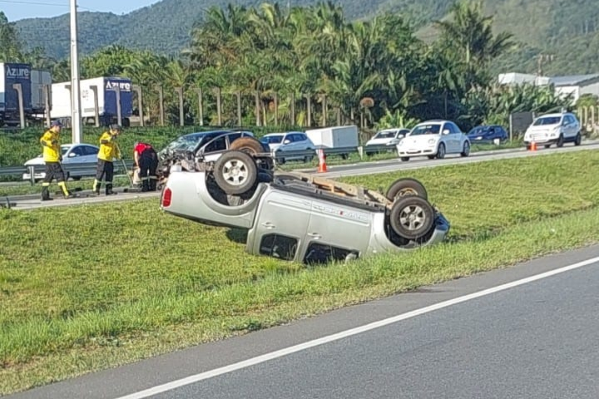 Colisão seguida de capotamento deixa jovens feridas na BR-470, em Gaspar
