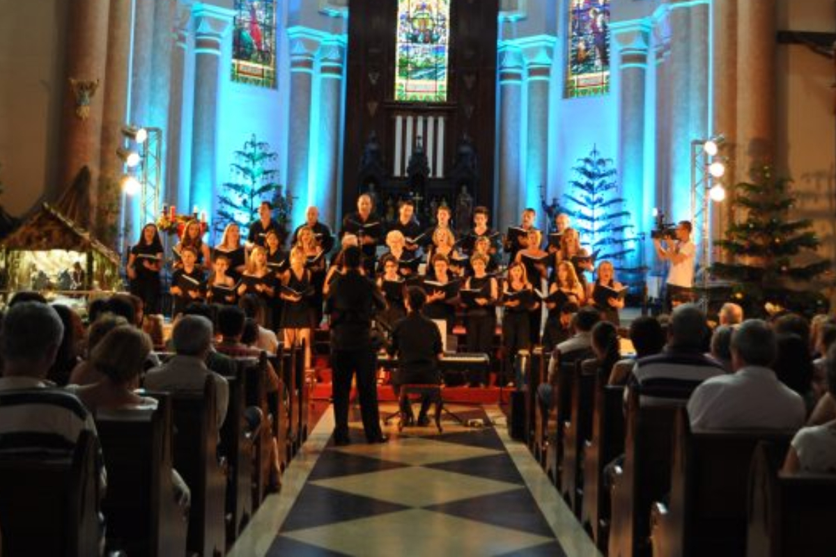 Coro Santa Cecília realiza Concerto de Natal na Igreja Matriz de Gaspar nesta segunda